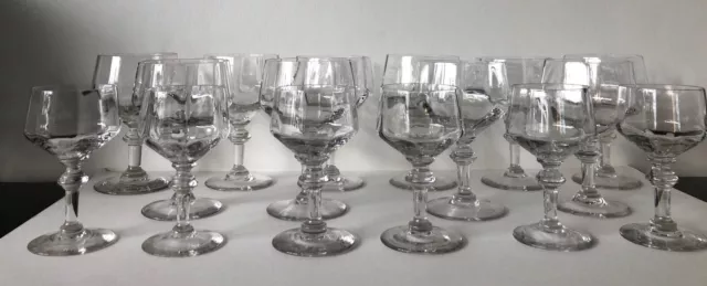16 VERRES EN CRISTAL 10 grands verres et 6 petits verres 13,5 cm de haut 11,5 cm