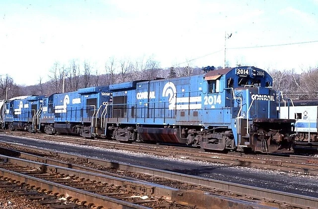 Conrail # 2014, B23-7 diesel locomotive Orig 35mm color slide