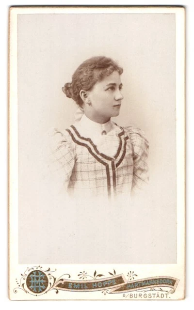 Fotografie Emil Hoppe, Hartmannsdorf, Portrait junge Dame in modischer Kleidung