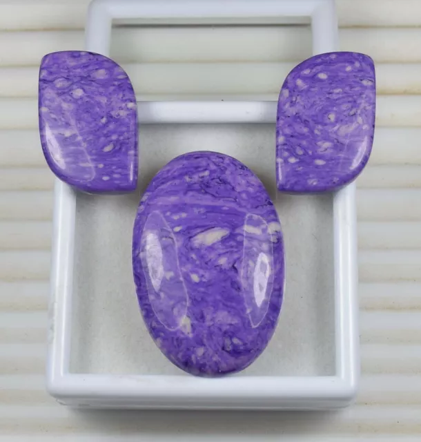 64,80 cts. Joli ensemble de cabochons ovales traités en charoïte violette