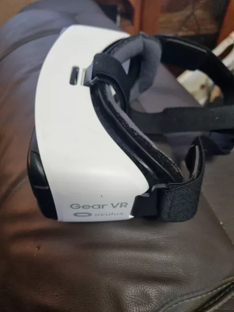 Samsung Gear VR Headset (powered By Oculus)