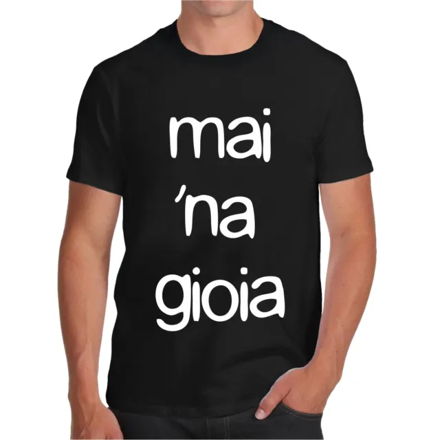 T-Shirt MAI 'NA GIOIA UNA MAGLIETTA DIVERTENTE HAPPINESS TSHIRT UOMO IN COTONE