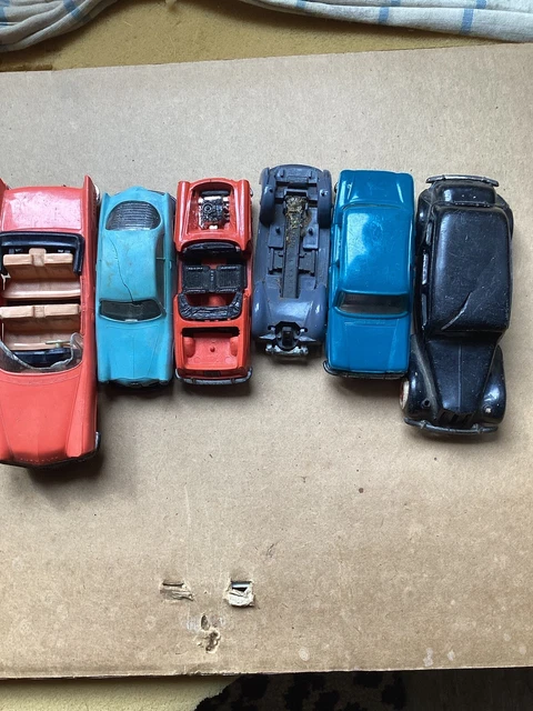 Lot De Voitures Anciennes – Pour Pièces Détachées Ou Collection