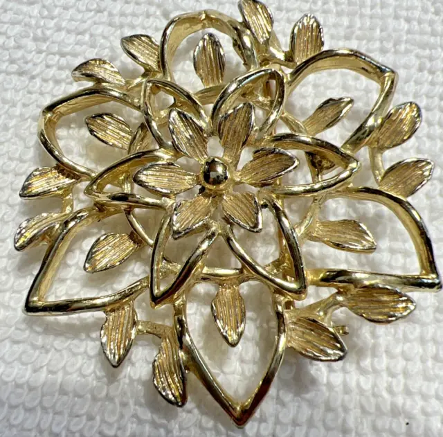 Vintage Signed SARAH COVENTRY Gold Tone Open Leaf Flower Brooch Pin. Lot 252
