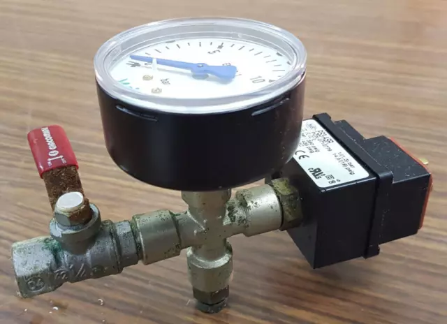 Interruttore a pressione Alco Controls con manometro da impianto di aumento pressione Wilo
