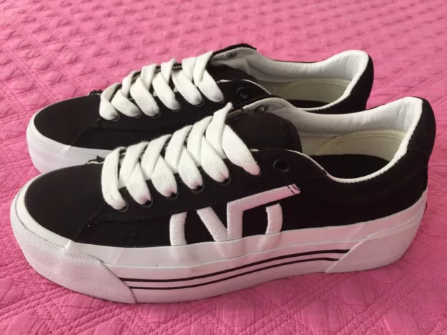 Baskets Basses Noires Et Blanches « Vans « Neuves Avec Defaut Femme P38,5/39