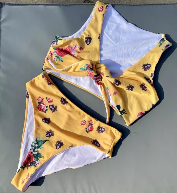 Bikini floral jaune et rose avec cravate nœud avant taille moyenne