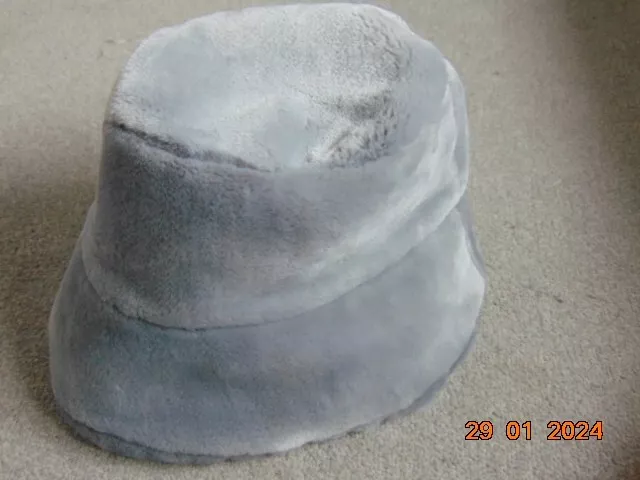 Cappello da Chef elasticizzato sul retro. Lavabile a 40°C. Made in Italy.  Colore Italiano
