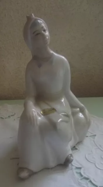 Schöne Porzellanfigur - Frau sitzend - Torrecaballeros - aus Nachlass