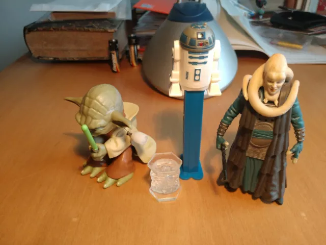 pupazzetto a molla Yoda + spara caramelle R2D2 + pupazzetto Star wars