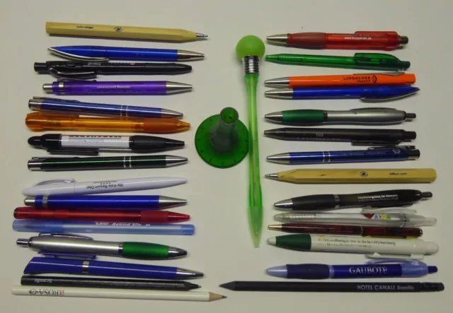 28 Kugelschreiber aus 5 Ländern und  2 Bleistifte aus versch. Ländern