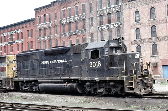 Penn Central (PC) - GP40 - #3016 - Original 35mm Slide