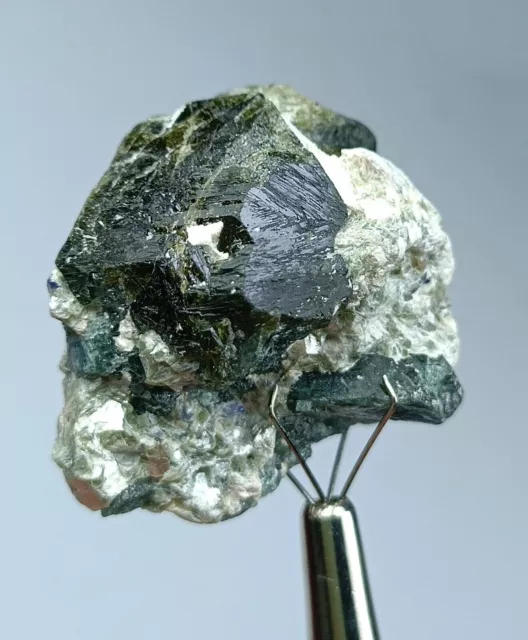 Cristal de tourmaline bleue dravite-uvite de 27 g avec vallée de...