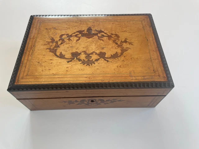 Boîte à Pêche Vintage En Bois Avec Attaches Anciennes - Yeux En Verre - Rare Et Unique - USA