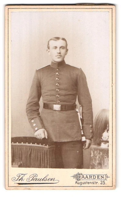 Fotografie Th. Paulsen, Gaarden, Augustenstr. 25, Soldat nebst Pickelhaube mit