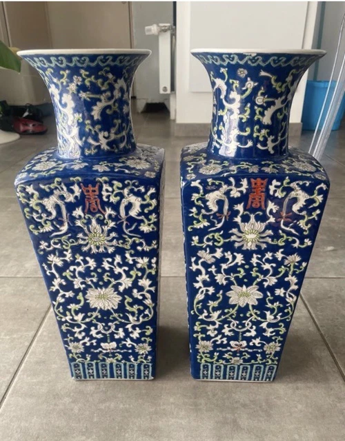 Chine- Ancienne Paire de Vases en Porcelaine Signées