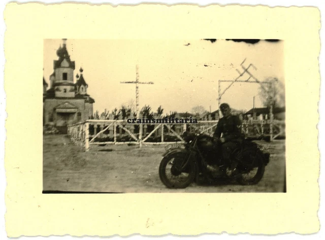 Orig. Foto Kradmelder m. Motorrad Krad bei Friedhof orthodoxe Kirche in Russland