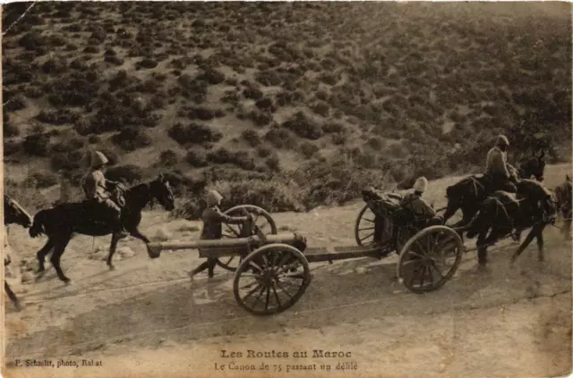 CPA AK Les Routes au MAROC The Canon of 75 passing a parade MOROCCO (688925)