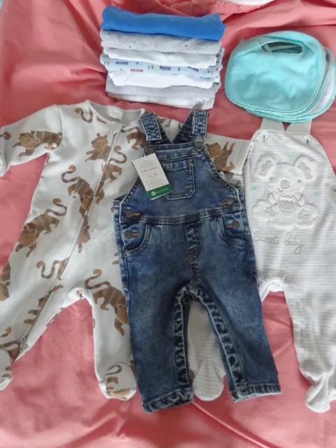 LOT  DE 20+ VETEMENT BÉBÉ 0-3 mois:  bodys,   grenouilles, salopette