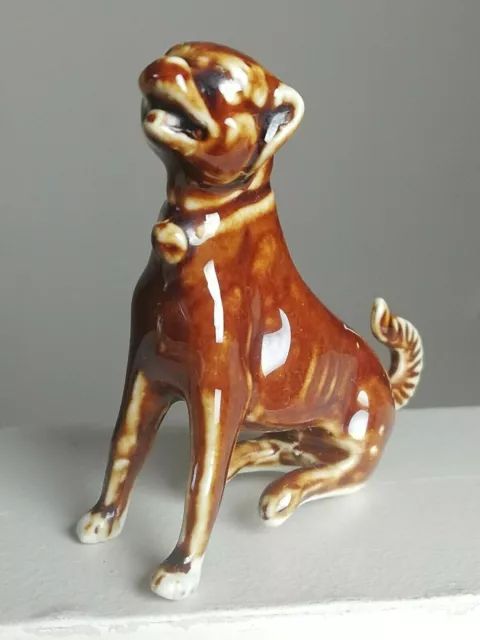 Statuette, sujets ancien de petit Chien en porcelaine