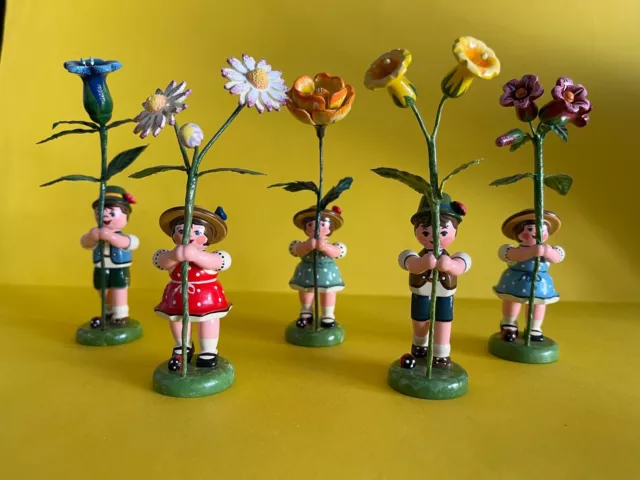 Hubrig Volkskunst 5 Blumenkinder  11 cm hoch, 3 Mädchen und 2 Jungen