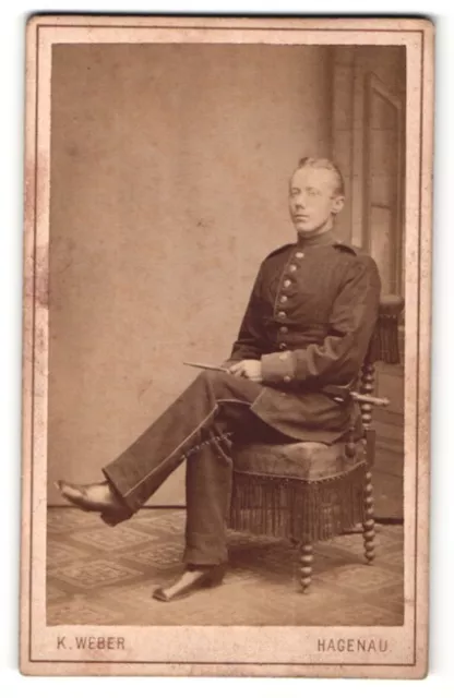 Photo K. Weber, Hangenau, Portrait de sitzender Soldat en uniforme