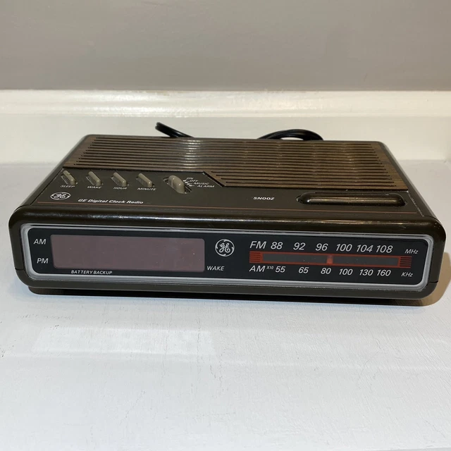 VINTAGE GE DIGITAL AM FM Clock Radio 74612A Woodgrain Alarm Tested EUC
