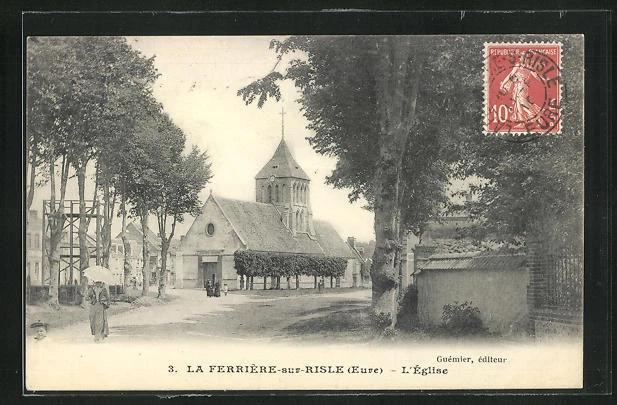 CPA La Ferrière-sur-Risle, L´Église, vue générale avec l'Église et des passants