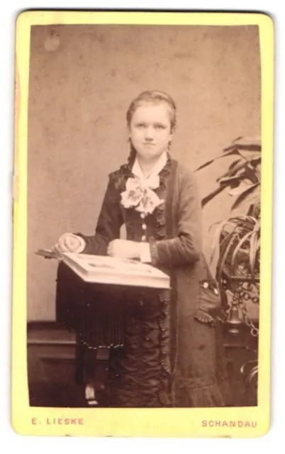 Fotografie E. Lieske, Schandau, junges Mädchen im Kleid mit geflochtenem Zopf s