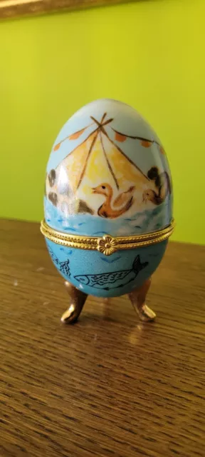 Oeuf en Porcelaine sur pieds Tripodes Style Fabergé