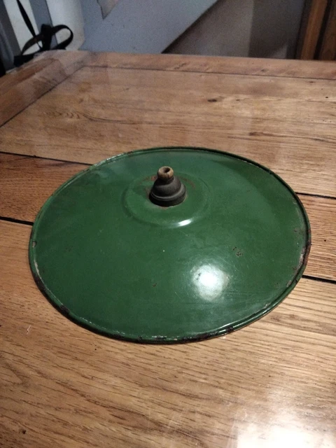 Ancienne lampe suspension en tôle émaillée verte conique vintage
