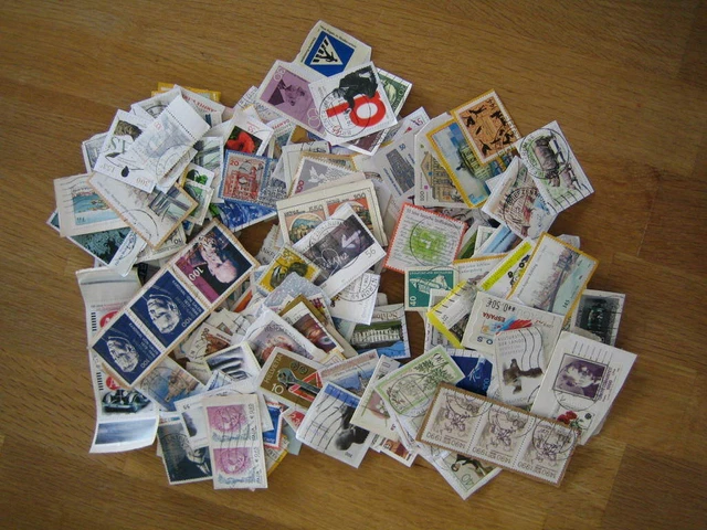 Konvolut / Lot bestehend aus 250 Briefmarken - weltweit - nicht papierfrei