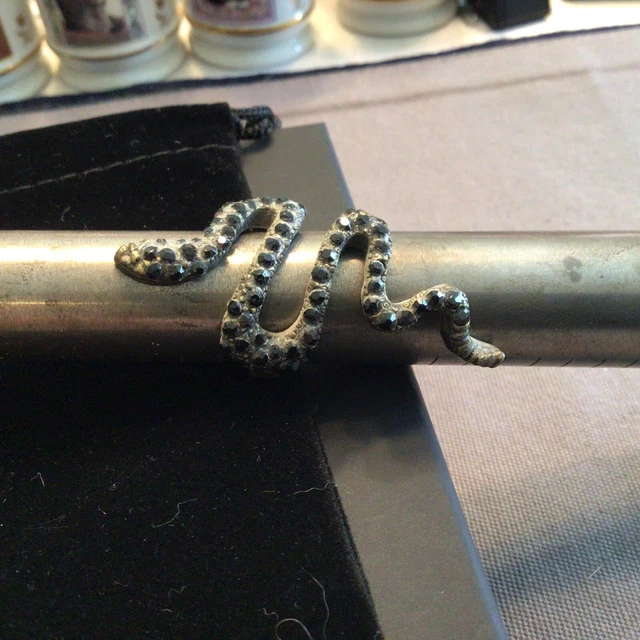 VINTAGE SILVERTONE SNAKE RING.  SIZE 6.5.  Shiny BLACK STONE ACCENT