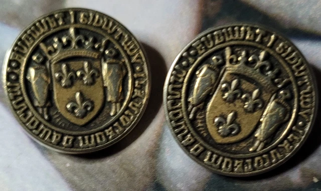 Lot De Deux Anciens Boutons En Laiton, Couronne, Fleur De Lys, Lettres En  Latin