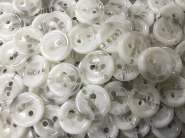 LOTE DE TRABAJO DE 100 BOTONES MOTEADOS BLANCOS Y TRANSPARENTES DE PLÁSTICO DE 2 ORIFICIOS 12 mm de diámetro