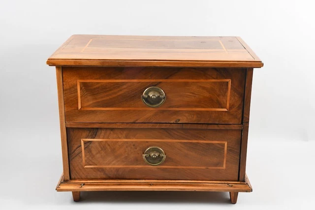 J88R18 - Cassettiera modellino Biedermeier, legno noce, 1820/40 J88R18 - Cassettiera modellino Biedermeier, legno noce, 1820/40