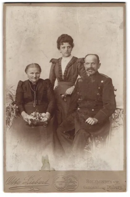 Fotografie Otto Liebert, Holzminden, Gestandener Soldat in Uniform mit Ehefrau