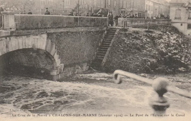 CPA 51 La Crue de la Marne à CHALONS sur MARNE Le Pont de l'Ecluse sur le Canal