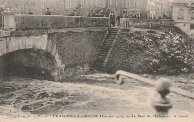 CPA 51 La Crue de la Marne à CHALONS sur MARNE Le Pont de l'Ecluse sur le Canal