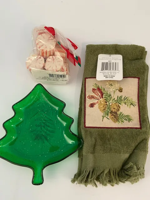 Christmas Holiday Gift Bag w/soaps, holder, and towels Very Cute New item