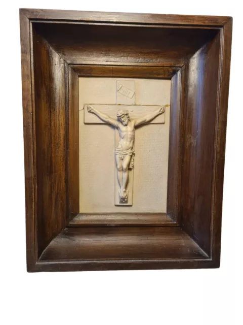 Crucifix Ancien Christ En Croix Sculpté Dans Un Magnifique Cadre En Bois Massif 2