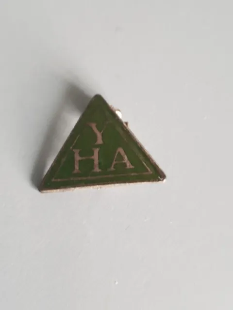 VINTAGE YHA - YOUTH HOSTEL ASSOCIATION GREEN ENAMEL LAPEL PIN BADGE Triangular 2