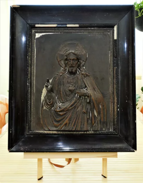 Antiguo cuadro con lámina de metal en relieve de Jesucristo