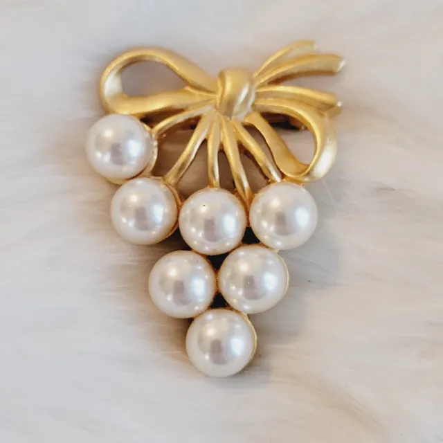 Anne Klein Signed Faux Pearl Cluster Bow Brooch Pin Gold Tone Metal 10690