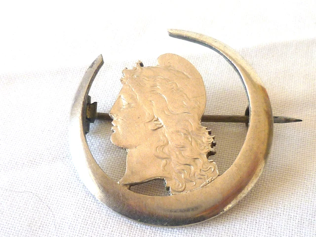 Broche Ancienne Découpée Marianne De Morlon – Bronze Doré – Occasion / Collection