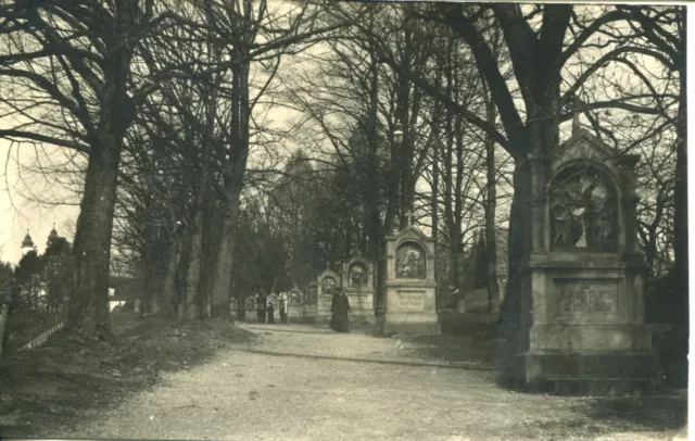 uralte AK, Bad Tölz Allee mit Denkmälern/Säulen