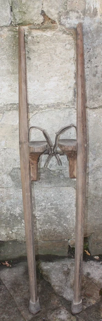Art populaire Ancienne paire d'échasses bois et cuir Landaise  pour les bergers