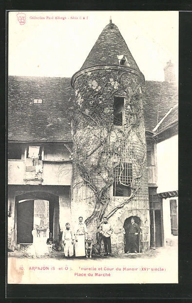 CPA Arpajon, Tourelle et Cour du Manoir, Place du Marche