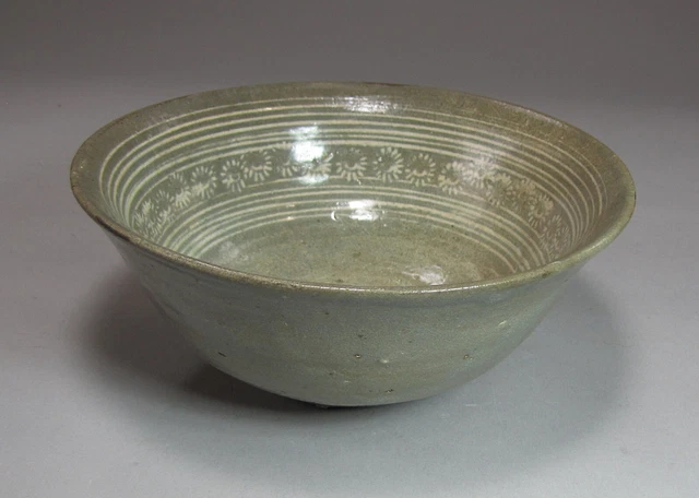 A Fine Korean White Slip Inlaid with Chrysanthemum Buncheong Bowl-15th C.