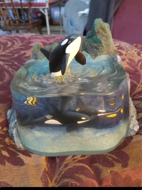 WYLAND Amazing Orcas Sculpture #74 Of 3500 Figurine Paperweight Keepsake 2001 WYLAND Amazing Orcas Sculpture #74 Of 3500 Figurine Paperweight Keepsake 2001